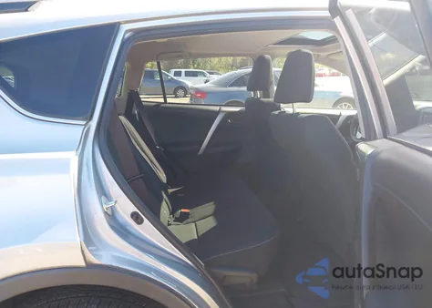 2018 Toyota Rav4 Xle z USA, uszkodzony, nr VIN JTMRFREVXJD234591